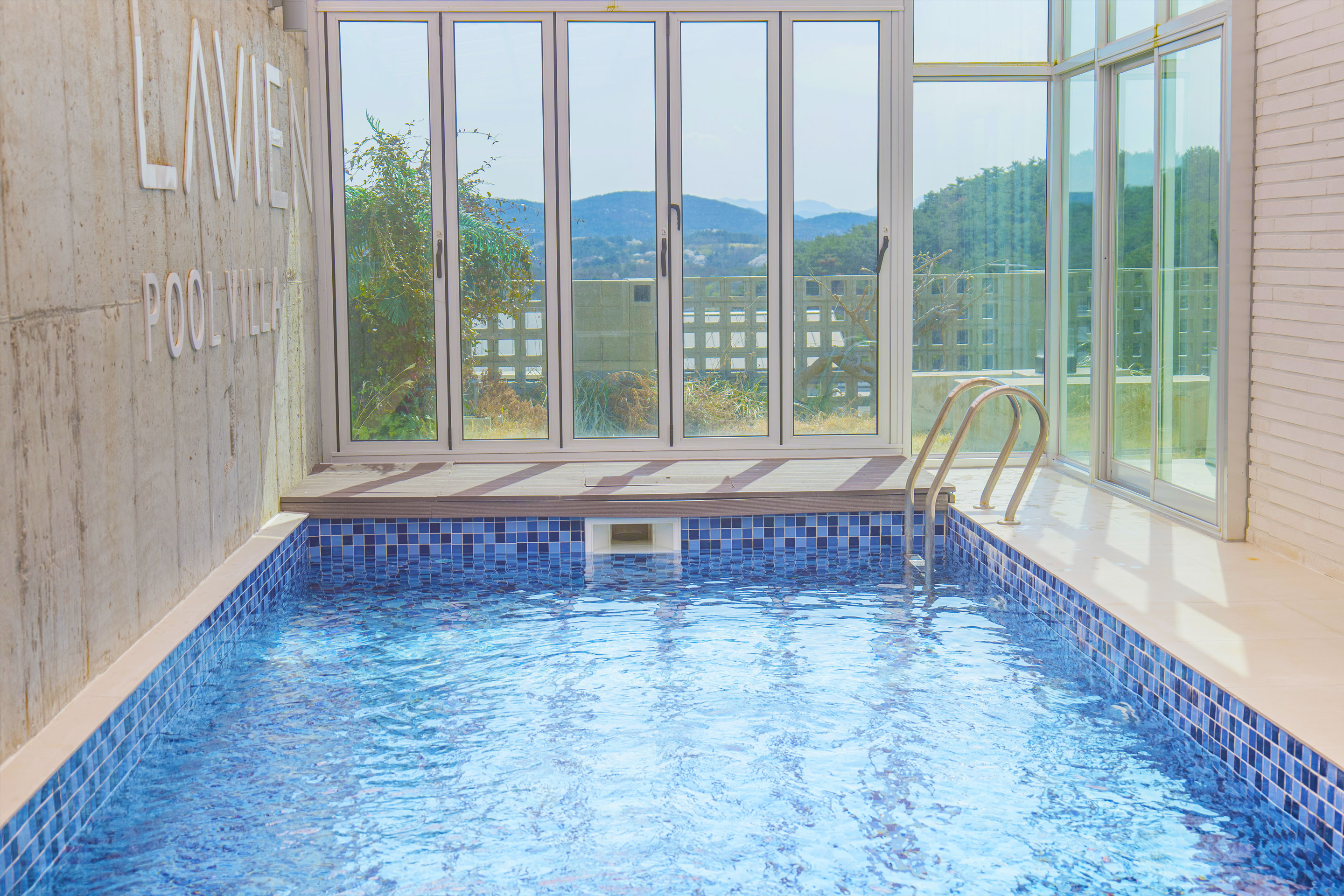 레드콩 미디엄의 야외수영장